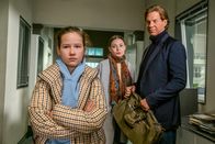 Der Alte – Warum sich Aurelia Bergmann (Mara-Sophie Schmidt, l.) nicht dafür entschuldigen möchte, ein anderes Mädchen in eine Pfütze gestoßen zu haben, ist ihrer Mutter Johanna Bergmann (Lena Meckel, M.) und ihrem Großvater Caspar Bergmann (Thomas Heinze, r.) ein Rätsel.