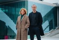Tatort – Susanne Bonard (Corinna Harfouch, li.) und Robert Karow (Mark Waschke, re.) ermitteln im politischen Berlin zwischen Lobbyismus und Menschenrechtsaktivismus.