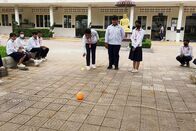 mitenand – mitenand Kambodscha – Spielerischer Input fürs Berufsleben Ein Mix aus Biologie- und Businessunterricht: Nahe der Hauptstadt Phnom Penh unterstützt die Swiss Academy for Development junge Schülerinnen und Schüler auf spielerische Weise, sich später im Berufsleben besser zurechtzufinden. Copyright: SRF