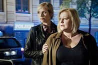 SOKO Leipzig – Ina Zimmermann (Melanie Marschke, l.) hat Dagmar Schnee (Petra Kleinert, r.) berichtet, dass ihr Kollege in der Polizeidirektion ermordet wurde.