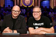 Wer weiß denn sowas? – Rateteam-Kapitän Elton (r.) spielt heute zusammen mit dem Kunsthändler und Sachverständigen in der ZDF-Sendereihe ‚Bares für Rares‘, Sven Deutschmanek (l.).