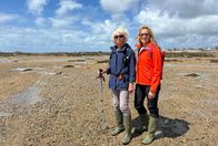Wunderschön! – Tamina Kallert (r) wandert mit der Geografin und Wanderführerin Trudie Hairon-Trox bei Ebbe durch die Königliche Bucht von Grouville.