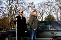 Blind ermittelt – Der Taxifahrer Nikolai Falk (Andreas Guenther) übernimmt den Job des cleveren Privatchauffeurs mit Berliner Schnauze und geht gemeinsam mit dem Ex-Chefinspektor Alexander Haller (Philipp Hochmair) auf Verbrecherjagd.