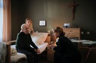 Tatort – Johanna (Lisa Bitter, r.) befragt Herrn Kahane (Rüdiger Vogler) und Pflegerin Simona Ferizaj (Maja Zećo) nach den Umständen von Herrwegs Tod.