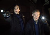 Sherlock – Sherlock Holmes (Benedict Cumberbatch, li.) und sein Assistent und Freund John Watson (Martin Freeman) suchen in einem stillgelegten Tunnel der Londoner U-Bahn nach einer Bombe.