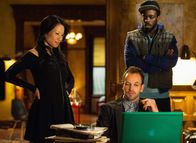 Elementary – Bei den Ermittlungen in einem neuen Fall, stoßen Sherlock Holmes (Jonny Lee Miller, M.) und Joan Watson (Lucy Liu, l.) auf Alfredo Llamosa (Ato Essandoh, r.). Doch hat er wirklich etwas damit zu tun?