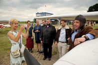 Alles Klara – v.l.n.r. Klara (Wolke Hegenbarth), Inga Winter (Daniela Schulz), Dr. Gertrud Müller-Dietz (Alexa Maria Surholt), Jonas Wolter(Jan Niklas Berg), Ollie Ollenhauer (Christoph HagenDittmann), Pilot Arndt Simon (Martin Trippensee) , Paul Kleinert (Felix Eitner).