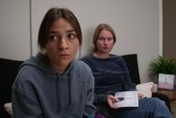 About Saturday – Lotte (Hanna Heider Hov, r.) überredet Klara (Darin Hagi, l.) sich endlich Hilfe zu suchen. Für Klara wird es immer schwerer, sich zu verstecken, denn Lotte will endlich wissen, was los ist.