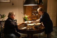 Extraklasse 2+ – Nach der Schule kommt Ralph (Axel Prahl, l.) mal wieder in den Genuss von Karins (Katharina Thalbach, r.) Kochkünsten.