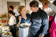 Meine Mutter ... – In der Kupferkanne gibt es jetzt Gourmet-Küche: Heidi (Margarita Broich) kostet die Kreation von Star-Koch Rufus (Stephan Luca).