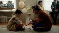 Extraordinary – Jizzlord (Luke Rollason) spielt mit seinem Sohn Alfie (Alfie Harrison) und erklärt ihm, warum er sich so lange hat nicht blicken lassen. Alfie ist davon ausgegangen, dass Jizzlord ein Geheimspion ist.