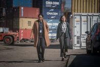 The Bay – DS Jenn Townsend (Marsha Thomason, l.) und DS Karen Hobson (Erin Shanagher, r.) werden zum örtlichen Frachthafen geschickt, da das Opfer dort in die Bucht geworfen wurde. Dass das Opfer früher dort gearbeitet hat, finden die Ermittlerinnen verdächtig.