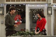 Two and a Half Men – Nach alldem was Rose (Melanie Lynskey, r.) für das Weihnachtsfest getan hat, muss sich Walden (Ashton Kutcher, l.) bei ihr für sein Verhalten entschuldigen ...