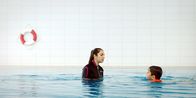 Seepferdchen – Hanan stellte sich ihren Ängsten und lernte Schwimmen. Nun gibt sie ihrem kleinen Bruder Sidar Schwimmunterricht.