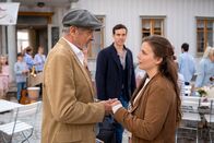 Inga Lindström: Wilde Zeiten – Clara (Leonie Rainer, r.) kehrt heim nach Schweden. In der Musikschule der Familie beginnt gerade das jährliche Sommerfest, ihr Vater Gunnar (Dietrich Adam, l.) findet aber trotzdem einen Augenblick Zeit, seine lang abwesende Tochter zu begrüßen. Ihren charmanten Mitreisenden Erik (Tobias van Dieken, M.) hat sie spontan zu dem Sommerfest eingeladen.