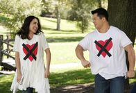 Crazy Ex-Girlfriend – v.l.n.r.) Valencia Perez (Gabrielle Ruiz); Josh Chan (Vincent Rodriguez lll)