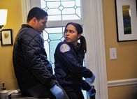 Chicago Fire – Werden von einem Hund angegriffen: Charlie Barnett als Peter Mills, Monica Raymund als Gabrielle Dawson