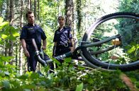 Watzmann ermittelt – Max (Nepo Fitz, l.) und Caro (Sarah Thonig, r.) entdecken Doris Fahrrad, mit dem sie gestürzt sein muss.
