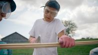 SommerCamp - Back To the Roots – Hochkonzentriert bei der Arbeit: Baumeister Marius