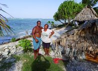 Der Äquator - Breitengrad der Extreme – Iotobina Terieta Tekatawa und ihr Mann Kaata Buentetake vor ihrer Hütte direkt am Meer, im Südsee-Staat Kiribati. Der Anstieg des Meeresspiegels aufgrund des weltweiten Klimawandels wird für die beiden zunehmend zur Gefahr.