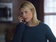 Homeland – Während Saul sich darauf vorbereitet, das Land zu verlassen, hat Carrie (Claire Danes) weiterhin mit dem Jugendamt und dem Verlust ihres Kindes zu kämpfen ...