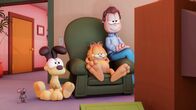 Garfield – Garfield bei einem gemütlichen Fernsehabend.