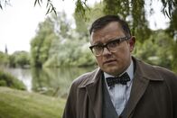 Der junge Inspektor Morse – Dr. Max DeBryn (James Bradshaw) hat soeben die Wasserleiche untersucht.