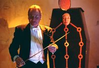 Um Himmels Willen – ARD/MDR UM HIMMELS WILLEN IV. STAFFEL FOLGE 52, "Simsalabim" Uhr im ERSTEN. Die große Zaubershow beginnt: Bürgermeister Wöller (Fritz Wepper, l.) zückt den Säbel und Schwester Lotte (Jutta Speidel, l.) muß um ihr Leben fürchten.