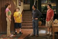 Two and a Half Men – Jake (Angus T. Jones, 2.v.l.) lädt Kandi (April Bowlby, l.) zu seinem Geburtstag ein und jetzt steht Alan (Jon Cryer, 2.v.r.) vor dem Problem, dass er sich mit seiner jungen Freundin vor seiner gesamten Familie outen muss. Charlie (Charlie Sheen, r.) freut sich darüber ...