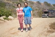 The Last Man on Earth – Nachdem sich Carol (Kristen Schaal, l.) und Phil (Will Forte, r.) wiedergefunden haben, muss er ihr mitteilen, dass die andern Tucson verlassen haben, doch dann findet Phil ein Nachricht, die allerdings nur für Carol bestimmt ist ...