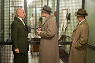 Shutter Island – Teddy Daniels (Leonardo DiCaprio,m) und Chuck Aule (Mark Ruffalo, r.) befragen Dr. Cawley (Ben Kingsley, l.).