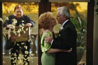 Two and a Half Men – Berta (Conchata Ferrell, l.) hat eine besondere Überraschung für Evelyn (Holland Taylor, M.) und Teddy (Robert Wagner, r.) ...