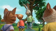 Pip und Posy – Pip darf den Boden nicht berühren, es könnten Krokodile im Sand lauern.