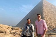 Der Fall Tutanchamun – Archäologin Raksha Dave und Historiker Dan Snow vor den Pyramiden in Ägypten.