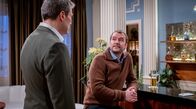 Sturm der Liebe – Theos Vater (Philipp Rafferty, r.) blockt Christoph (Dieter Bach, l.) ab, als der ihm einen Rat von Vater zu Vater geben will.