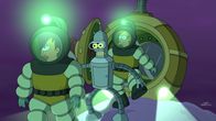 Futurama – Müssen eine ganz besondere Lieferung auf einen ganz besonderen Planeten, auf dem ein wilder Bandenkrieg tobt, ausliefern: Leela (l.), Fry (r.) und Bender (M.) ...