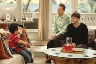 Two and a Half Men – Walden (Ashton Kutcher, r.) und Alan (Jon Cryer, M.) bekommen ein Pflegekind. Louis (Edan Alexander, l.) soll zunächst übers Wochenende bei ihnen einziehen. Kann das gutgehen?; Walden (Ashton Kutcher, r.) und Alan (Jon Cryer, M.) bekommen ein Pflegekind. Louis (Edan Alexander, l.) soll zunächst übers Wochenende bei ihnen einziehen. Kann das gutgehen?