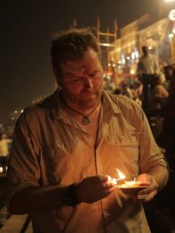 Expedition ins Unbekannte – Josh Gates performs his own form of Puja.