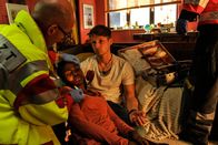 SOKO Stuttgart – Kilian Sorge (Oliver Bender, r.) und Aza Yeboah (Orryana Ackah, M.).