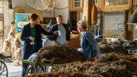 SOKO Wismar – Die Ermittelnden Lars Pöhlmann (Dominic Boeer, M.) und Karoline Joost (Nike Fuhrmann, l.) haben Merle Stiegler (Nadine Becker, r.) im Verdacht, den Weltensegler getötet zu haben. Auf dem Handy des Toten sind nämlich Verabredungen zu finden, die mit dem Kürzel "M" gekennzeichnet sind - M wie Merle.