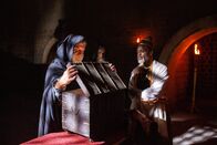 Terra X: Tabu – Der armenische Mönch Dimotheus (Graham Weir, l.) bei der Öffnung der Bundeslade in Axum.