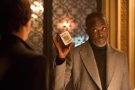 The Gambler – Als sich der spielsüchtige Jim (Mark Wahlberg, l.) Geld von dem gefährlichen Gangster Baraka (Michael Kenneth Williams, r.) leiht, setzt er nicht nur sein eigenes Leben aufs Spiel, sondern auch das seiner Nächsten ...