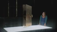 Strangest Things – Die Archäologin Abigail Graham bewundert den antiken Mechanismus, der u.a. die Bewegungen der Himmelskörper berechnen konnte.
