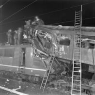 Die schwersten Unglücke der DDR – 1984 raste ein Transitzug Richtung Westdeutschland in einen stehenden Pendlerzug. Transitzüge durften in der DDR wegen möglicher "Republikflucht-Versuche" nicht langsam fahren oder halten. So übersah der Zugführer im dichten Nebel ein rotes Signal. Das kostete 11 Menschen das Leben.
