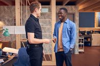 Start the fck up – Jens (László Branko Breiding, l.) nimmt die Entschuldigung seines besten Freundes Kenny (Kelvin Kilonzo, r.) an, denn beide haben eingesehen, dass sie sich perfekt ergänzen.
