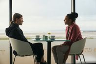 The Bay – DS Townsend (Marsha Thomason, r.) und ihre Kollegin DS Hobson (Erin Shanagher, l.) lernen sich durch ihre Arbeit immer besser kennen. Daher offenbart Townsend nun, warum der Fall böse Erinnerungen bei ihr weckt.