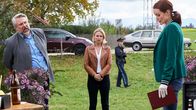 Die Rosenheim-Cops – Am Tatort werden die Kommissare Stadler (Dieter Fischer, l.) und Winter (Vanessa Eckart, M.) von Pathologin Mai (Sina Wilke, r.) über die ersten Untersuchungsergebnisse informiert. Polizistin im Hintergrund: Komparsin.