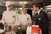 Inga Lindström: Süße Leidenschaft – Hilla (Josephin Busch, Mitte) trifft im Hotel erneut auf Jonas (Roman Roth, rechts), denn Jonas hat ebenfalls gerade im "Sternberg" angefangen. Chefpatisseur Mika Stendal (Heinrich Schafmeister, links) hingegen ist gar nicht erfreut über die Störung in seiner Küche.