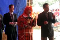 Monk – Lt. Randall Disher (Jason Gray-Stanford, l.) und Monk (Tony Shalhoub, r.) ermitteln in einem Zirkus. Hat der Clown Floppy (Lance Krall, M.) etwas mit dem Mord am Zirkusdirektor zu tun?