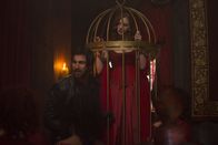 Salem – Isaac (Iddo Goldberg, l.) stattet Mercy einen Besuch ab, in der Hoffnung Alice (Ashlyn Pearce, r.) und all ihre "Vögelchen" aus den Händen der Hexe zu befreien. Doch wollen die Mädchen überhaupt gerettet werden?